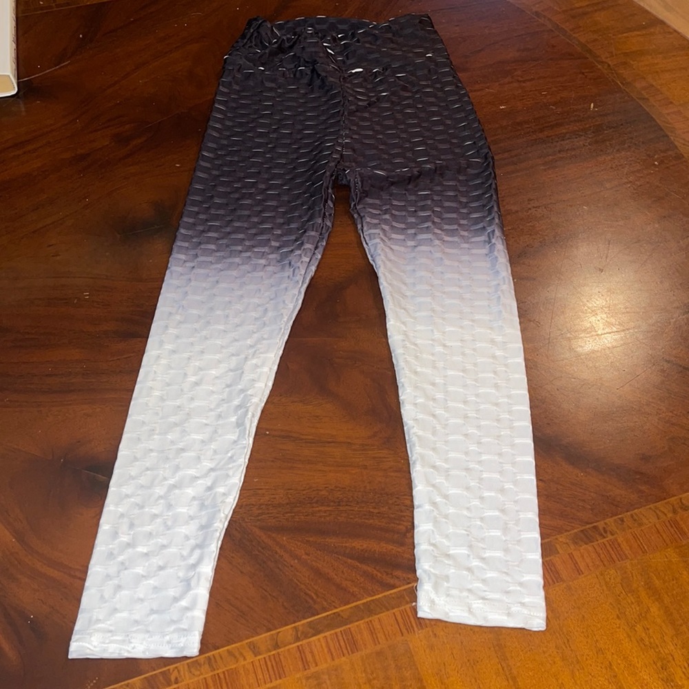 Amazon black white butt lifting leggings NWOT S